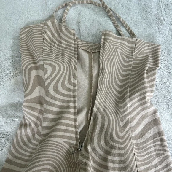 Elegant Beige Patterned Dress - Picture 7 of 8